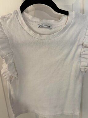 Zara Ruffle Top – Size M 🎀
